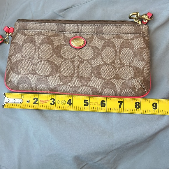 Coach Wristlet 🌺 - Picture 9 of 10